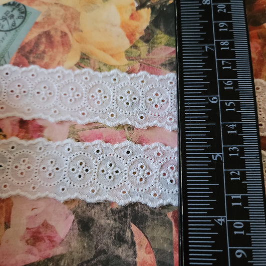 1 1/8" Wide Vintage Lace - 1 Yard - Style# B-93