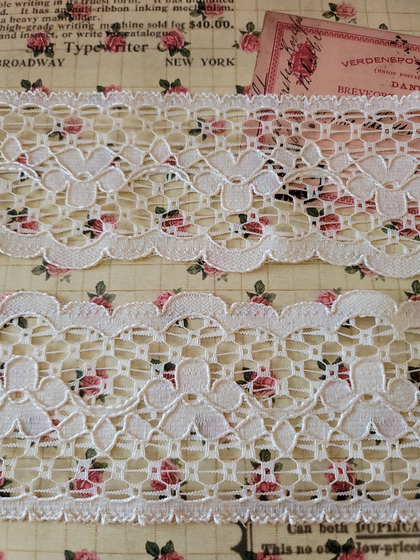 C-21 - 2 1/2" Wide Vintage Lace - 1 Yard