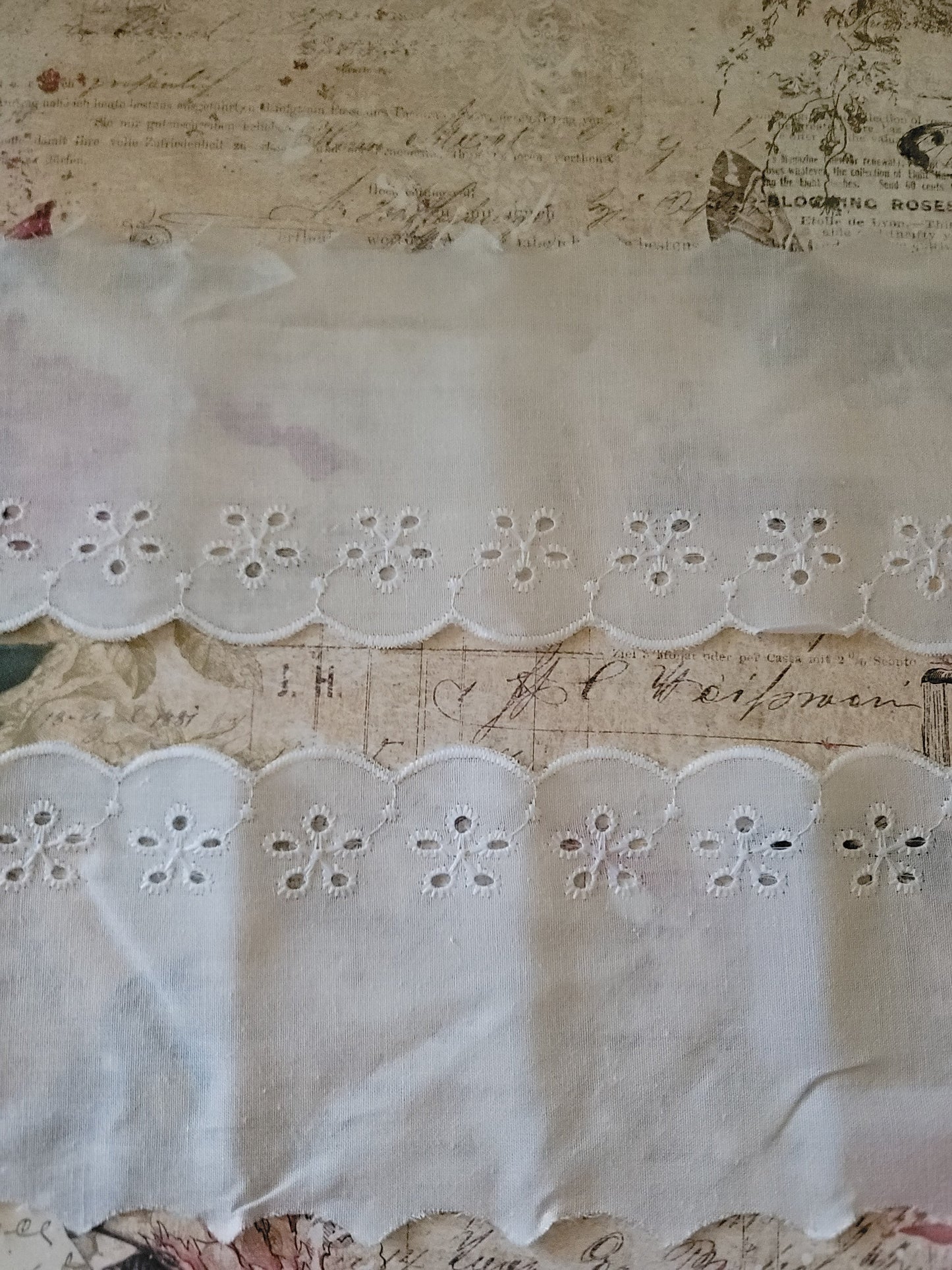 D-04 - 3 1/2" Wide Vintage Lace - 1 Yard