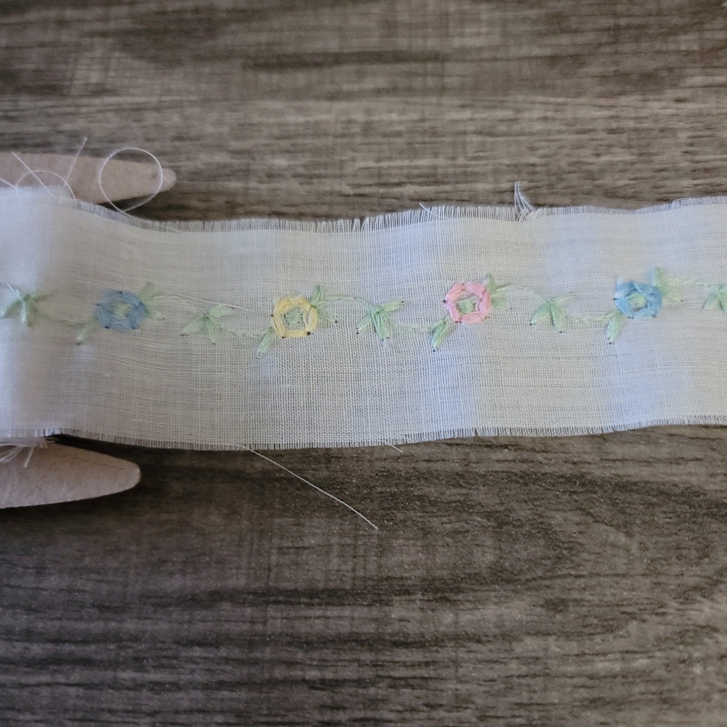 B-05 - 1 1/2" Wide Lace - 1 Yard