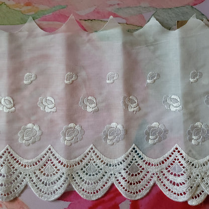 I-02 - 8 1/2" Wide Vintage Lace - 1 Yard