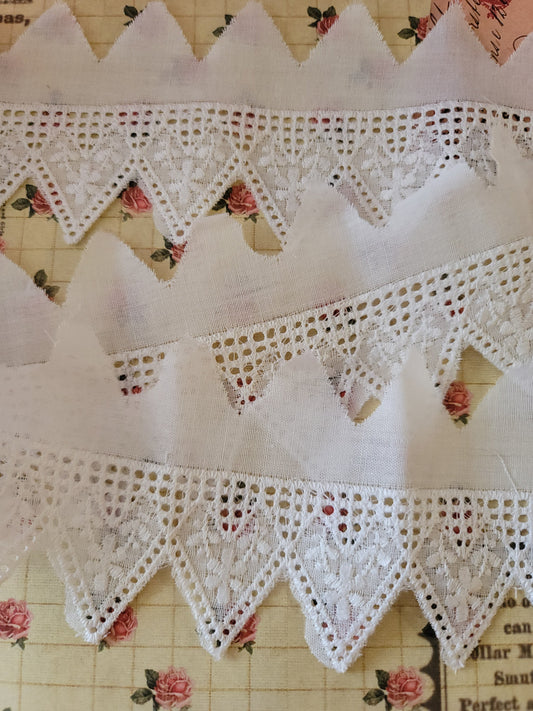 C-02 - 2 7/8" Wide Vintage Lace - 1 Yard