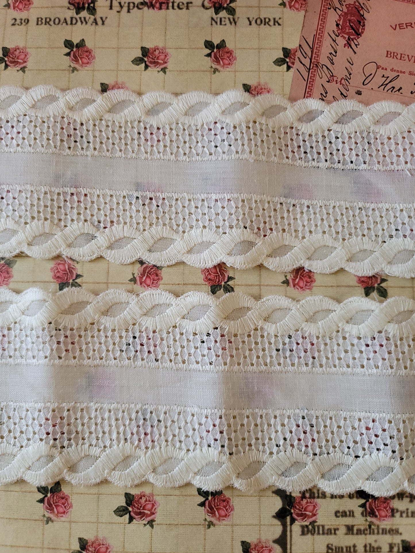 C-05 - 2 1/2" Wide Vintage Lace - 1 Yard