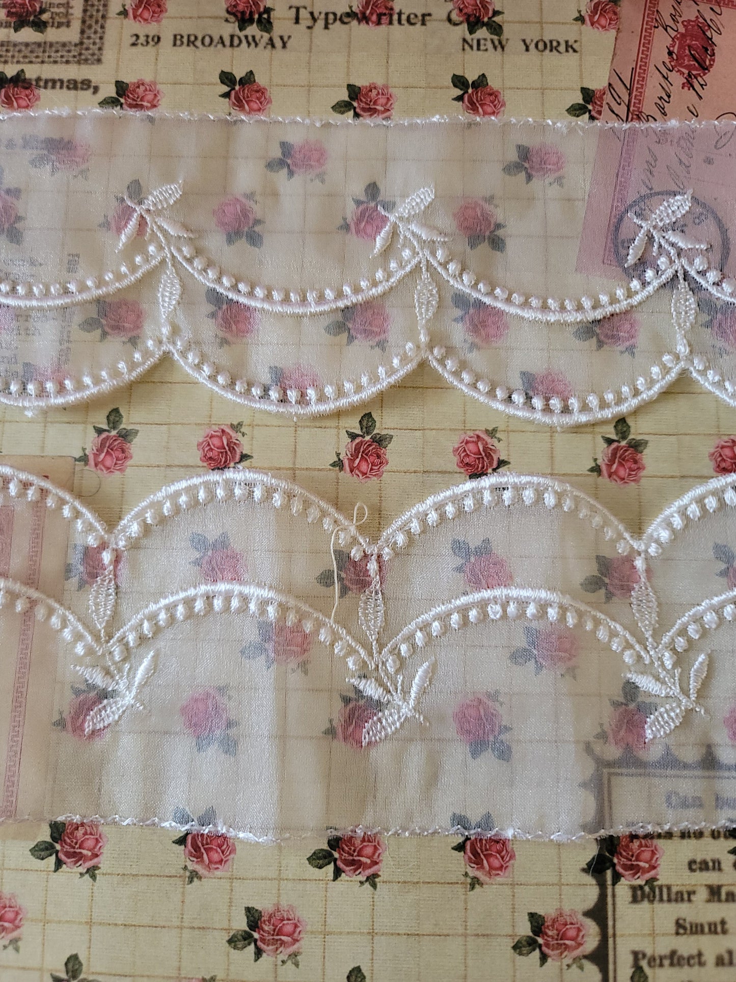 C-07 - 2 1/2" Wide Vintage Lace - 1 Yard