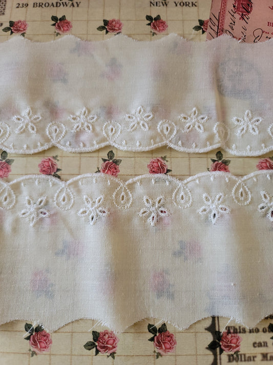 C-08 - 2 1/2" Wide Vintage Lace - 1 Yard