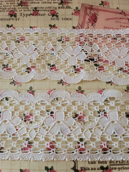 C-21 - 2 1/2" Wide Vintage Lace - 1 Yard