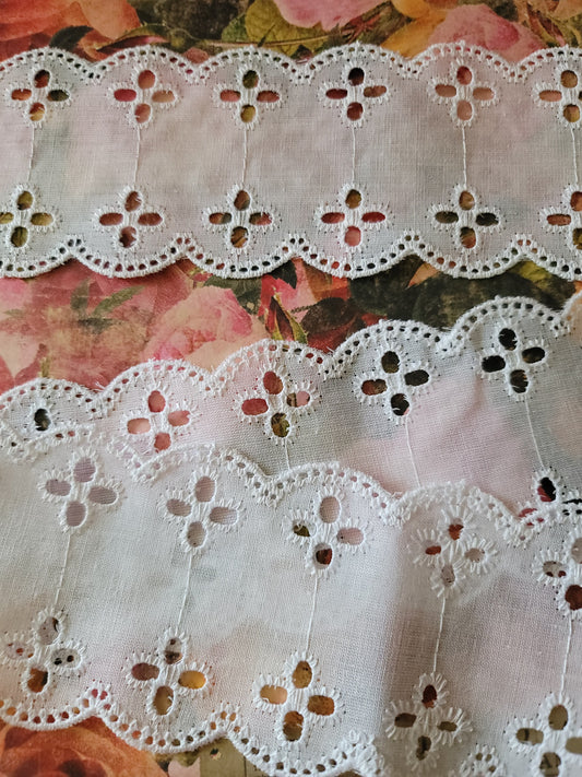 C-38 - 2 1/2" Wide Vintage Lace - 1 Yard