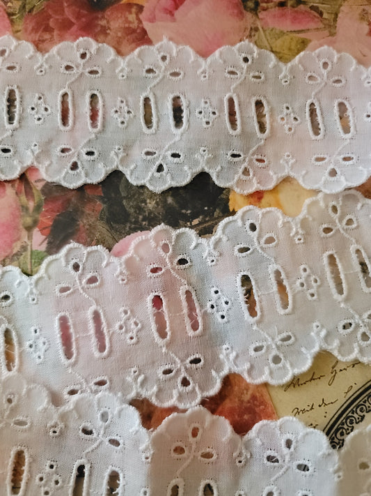 C-42 - 2 1/4" Wide Vintage Lace - 1 Yard