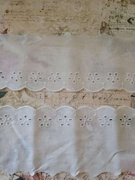 D-04 - 3 1/2" Wide Vintage Lace - 1 Yard