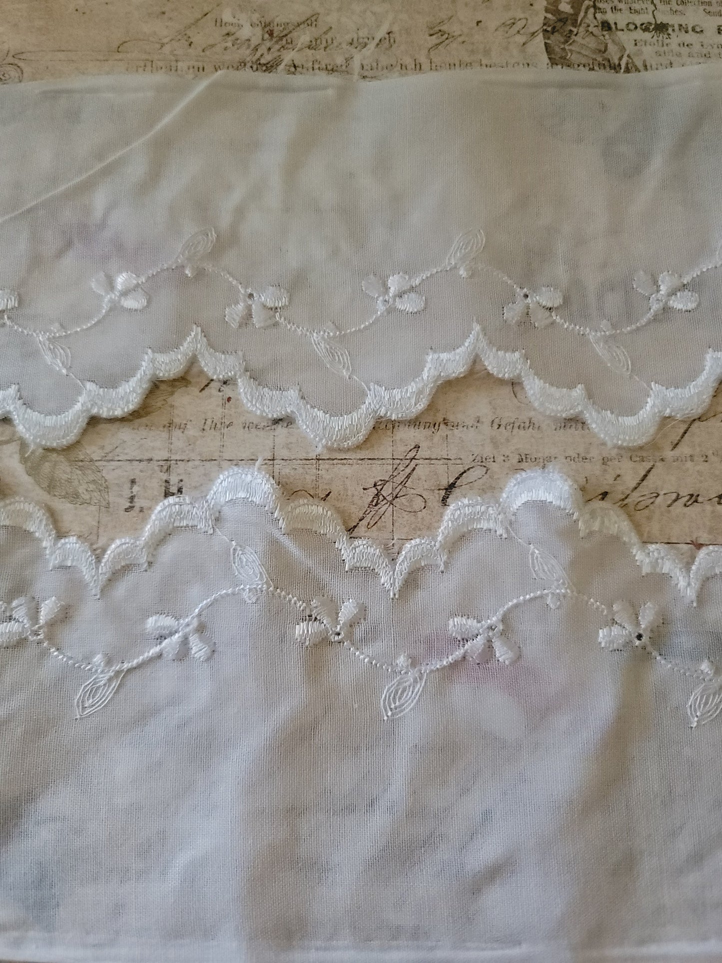 D-05 - 3 1/2" Wide Vintage Lace - 1 Yard