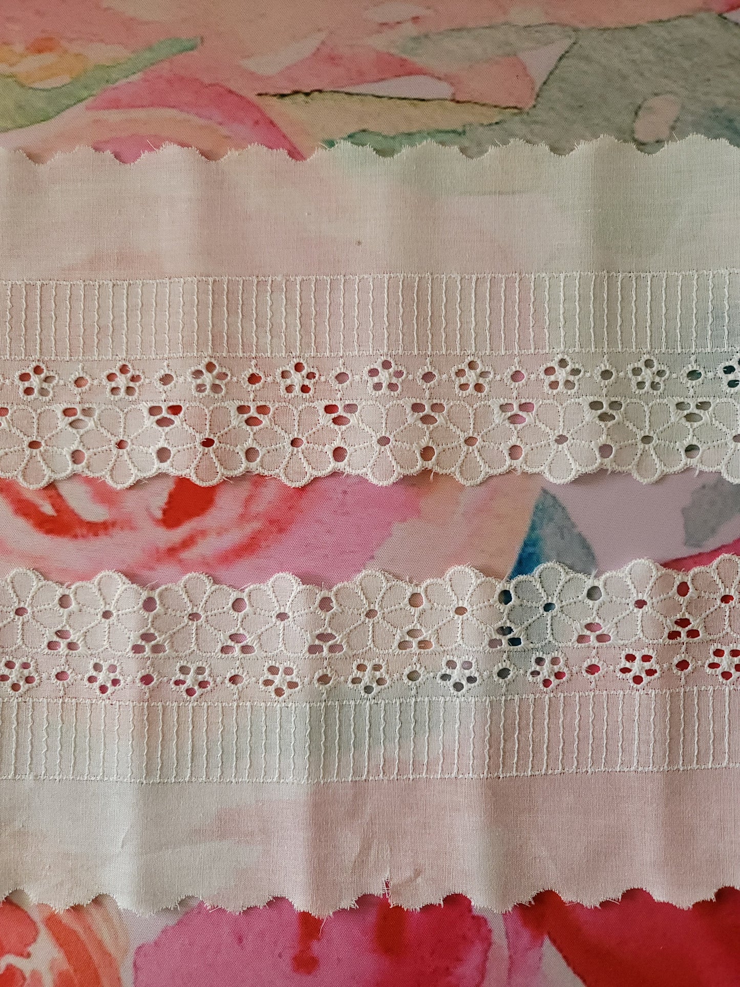 E-04 - 4" Wide Vintage Lace - 1 Yard