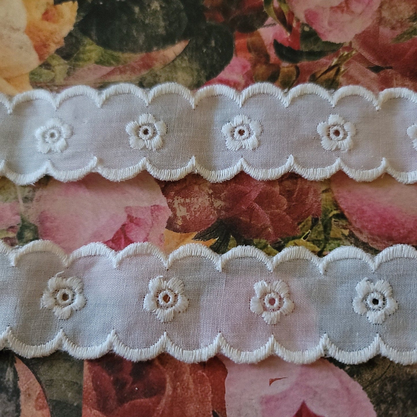 B-37 - 1 1/4" Wide Lace - 1 Yard