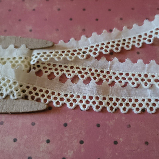 A-27 - 7/8" Wide Lace - 1 yard