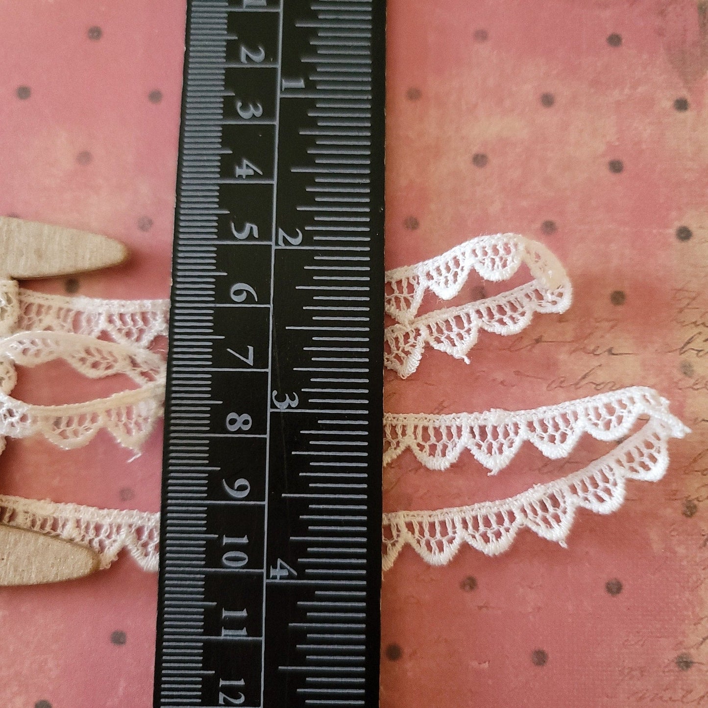 A-05 - 1/4" Wide Lace - 1 yard