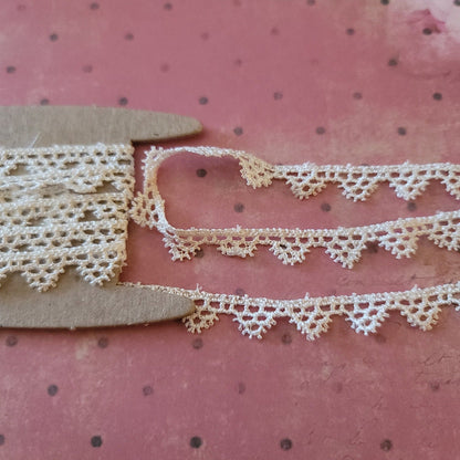 A-15 - 3/8" Wide Lace - 1 yard - Cream